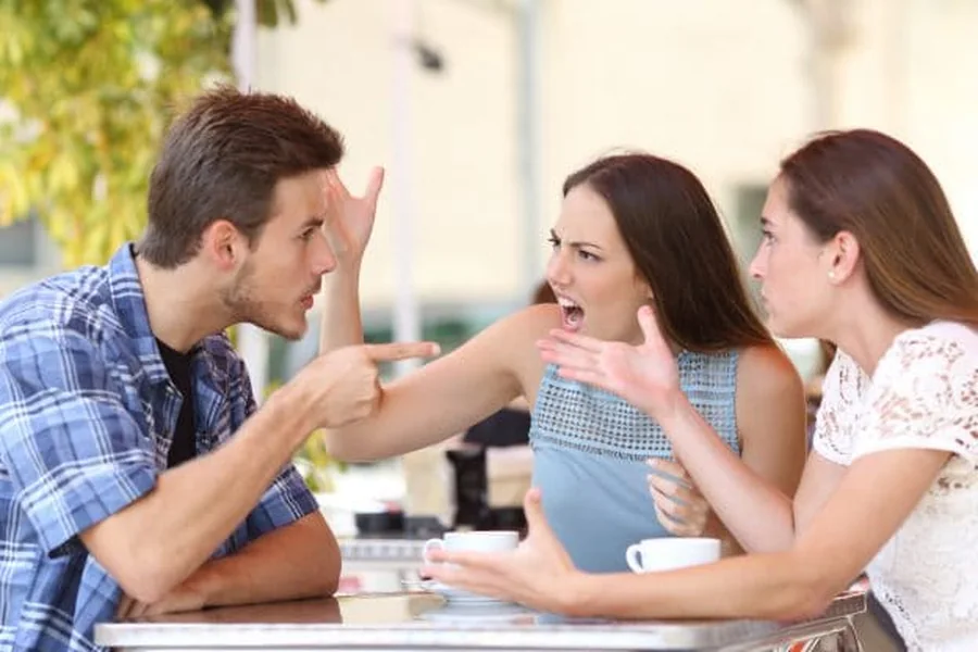 ויכוח סביב שולחן – המתח שנוצר בבית סביב כסף